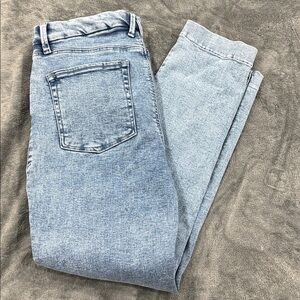 Good American Straight Leg Jeans in Light Blue Wash
